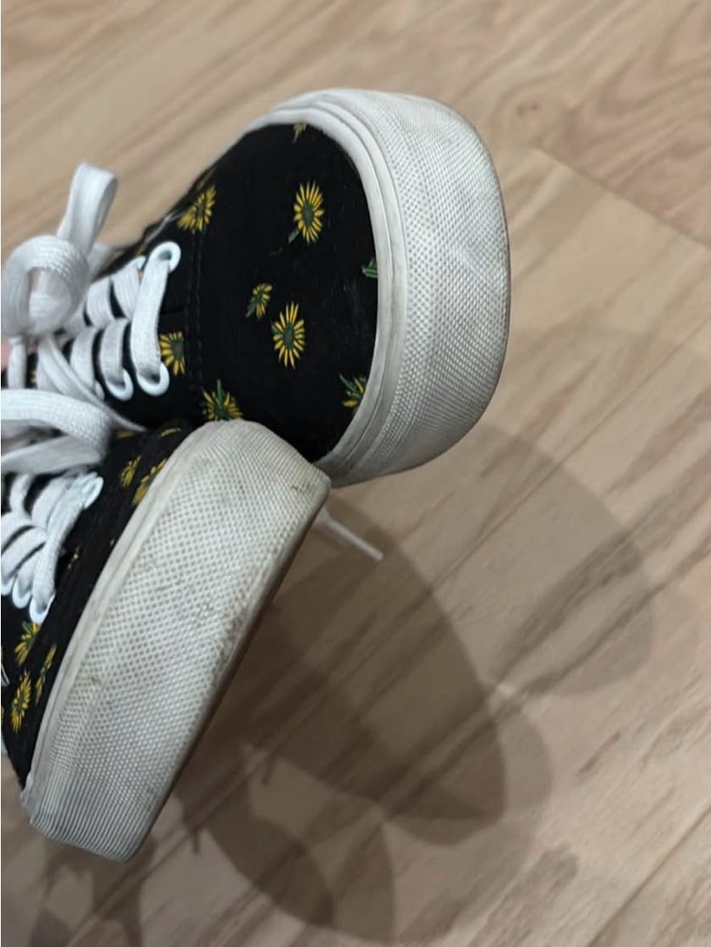 Vans Women’s 10.5 Black Canvas Sneakers with Yellow Daisy Print - Picture 4 of 6